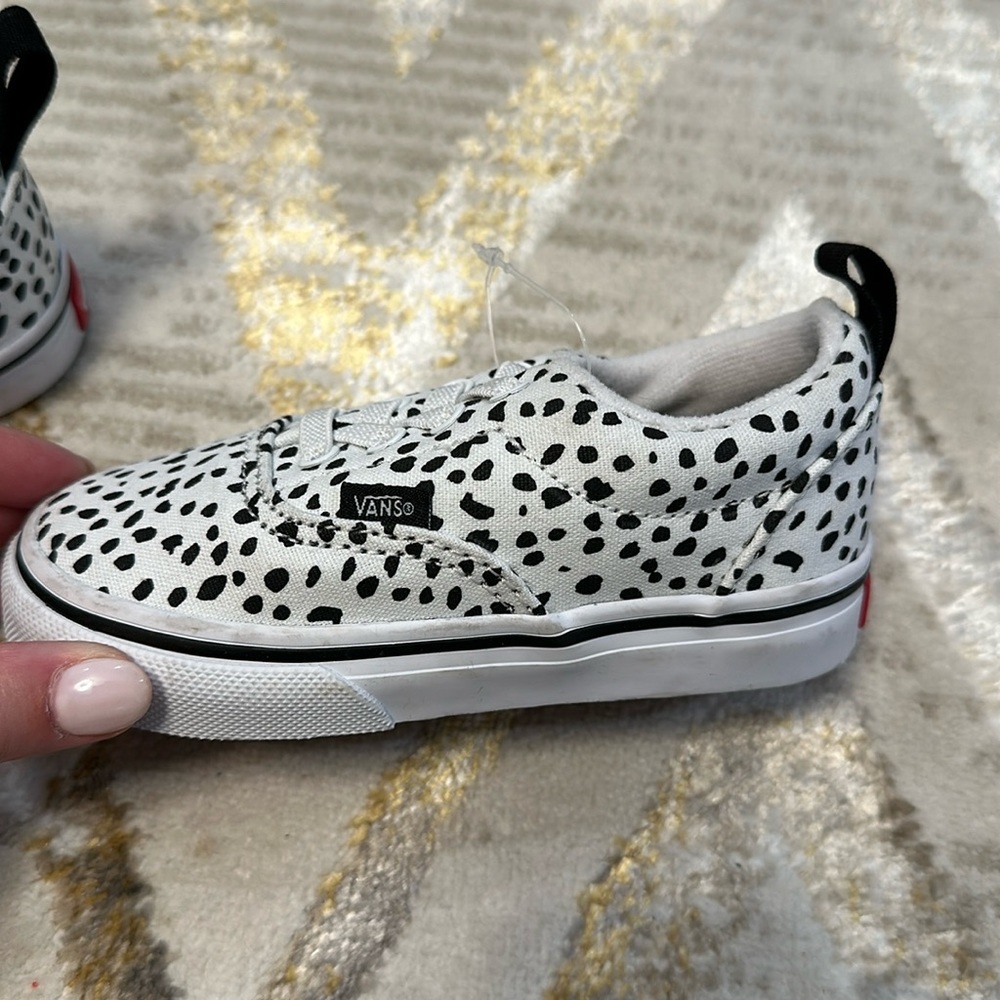 NWOT: Girls sneakers - Vans size 7!